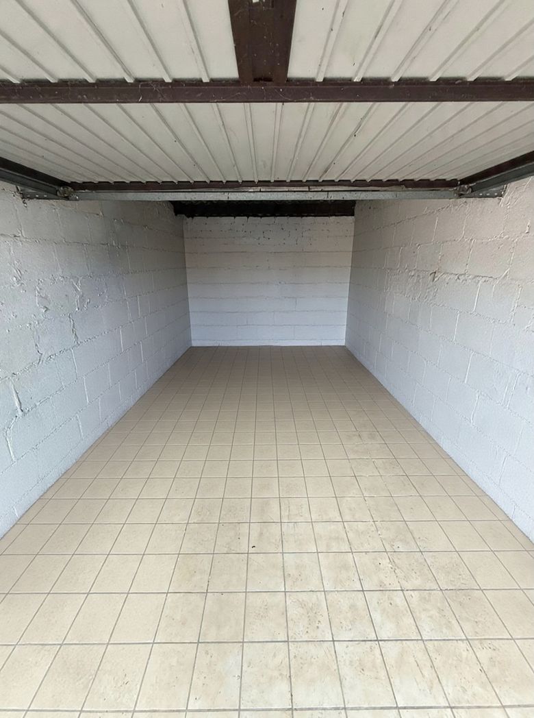 Garage nachher, leer, Boden frei