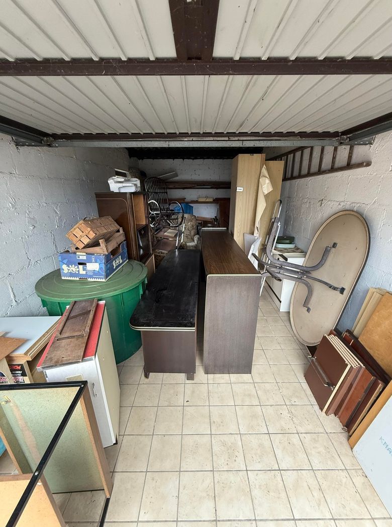 Garage vorher, voll mit Möbeln, Kisten und Platten